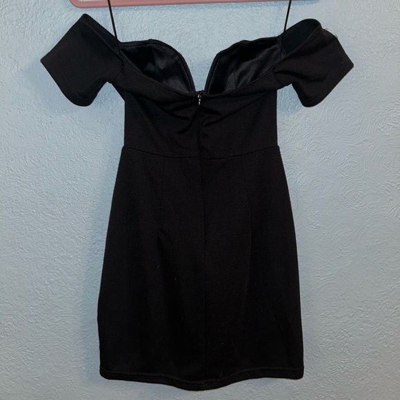 Tobi Off The Shoulder Dress - Picture 2 of 3